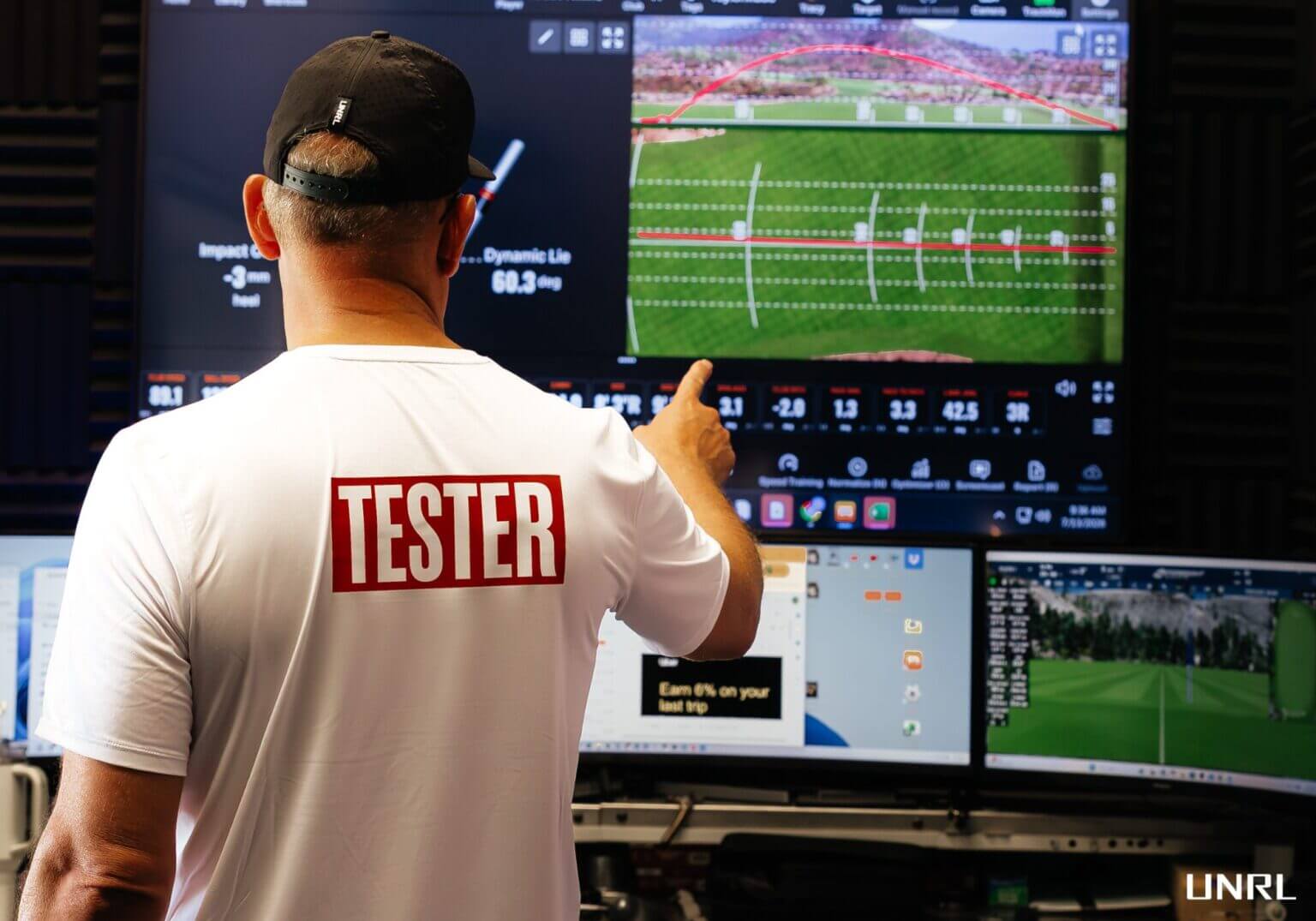 2026年ゴルフボールテストでモニターに表示された弾道データを確認するテスター
