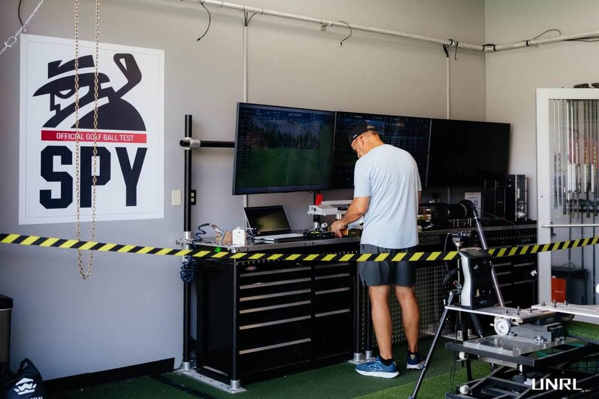 計測機器と複数のモニターを使ってゴルフボールの性能を検証するMyGolfSpyのテスト現場