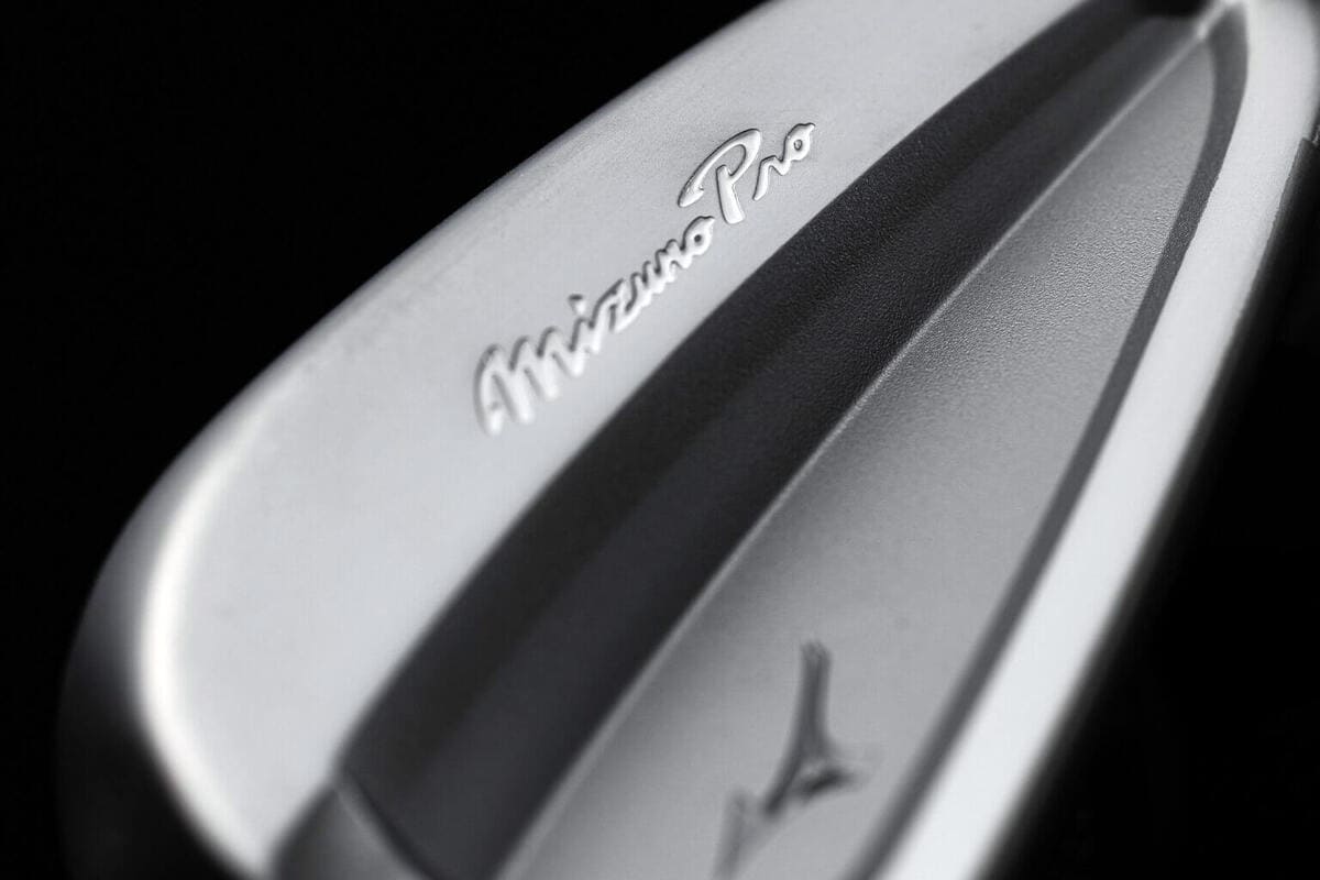 ミズノ「Pro S-4」アイアンのMizuno Proロゴとバックフェースのクローズアップ