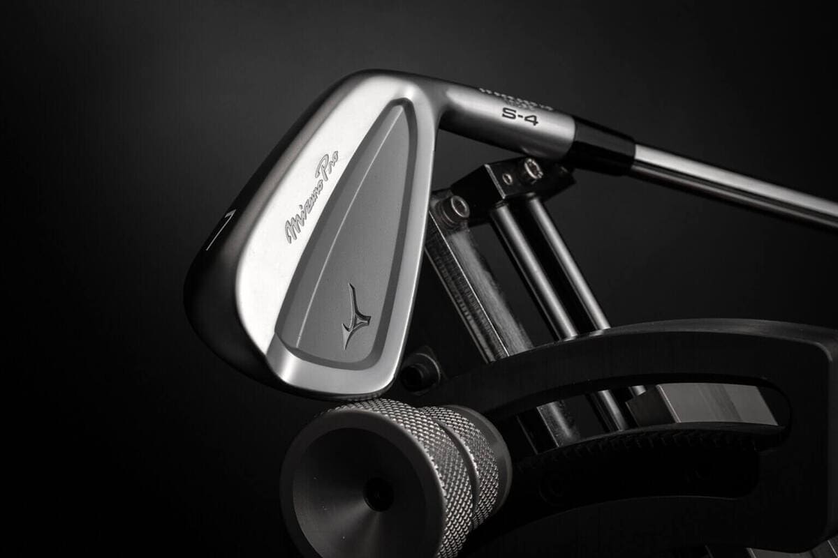 ミズノ「Pro S-4」アイアンのバックフェースとネック部分