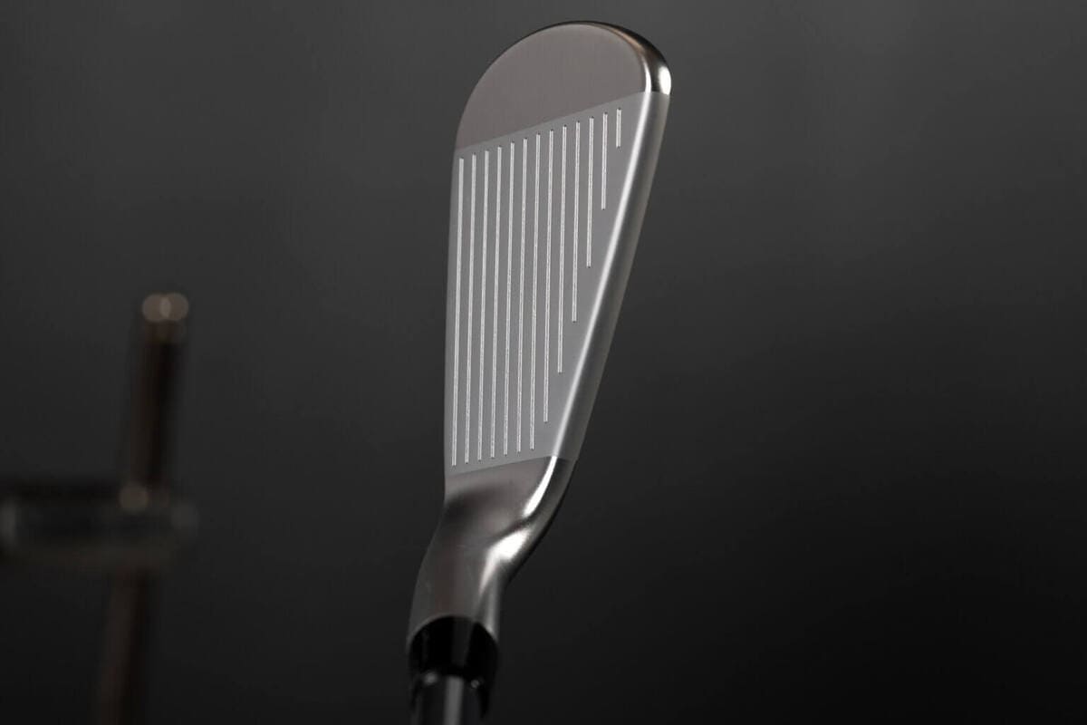 ミズノ「Pro S-4」アイアンのトップラインとスコアラインを斜めから見た写真