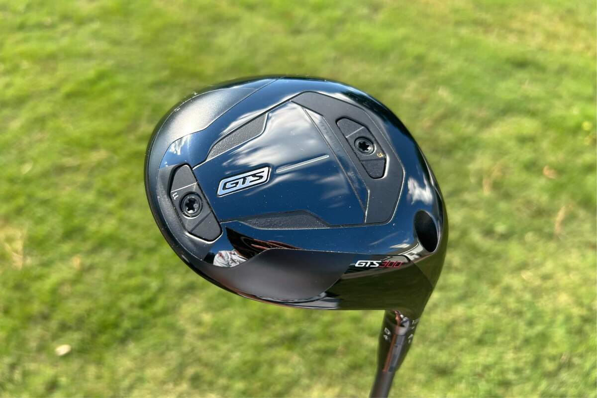 芝生を背景に撮影したタイトリスト「GTS300」ミニドライバーのヘッド