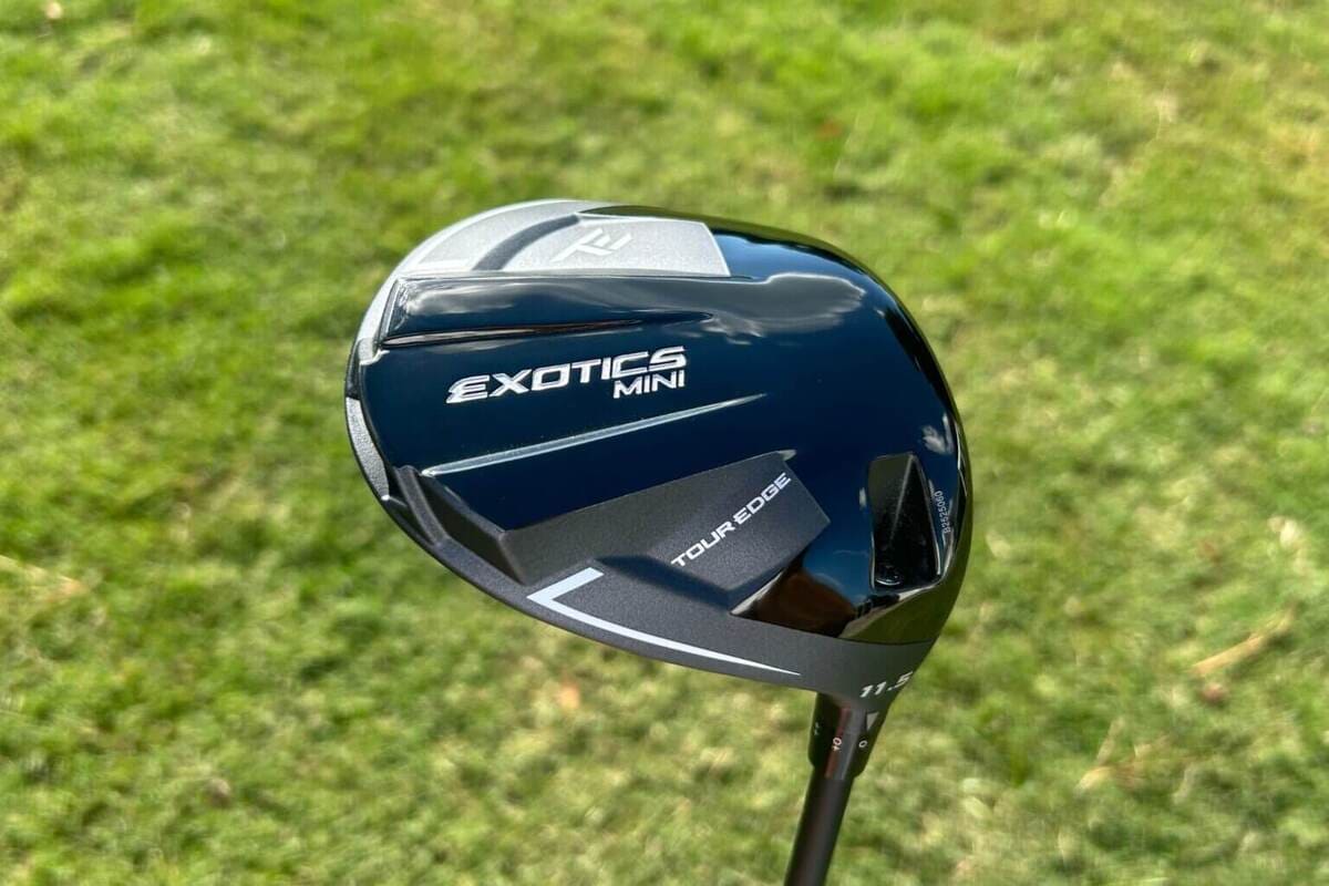芝を背景に撮影したツアーエッジ「Exotics Mini」ミニドライバーのヘッド