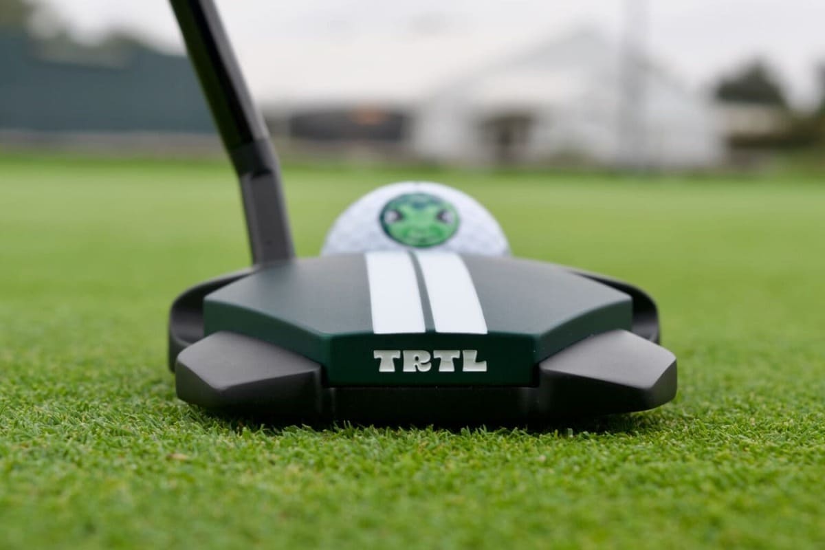 オデッセイ「TRTL」パターのヘッド後方。白い2本のラインとTRTLロゴが見える。