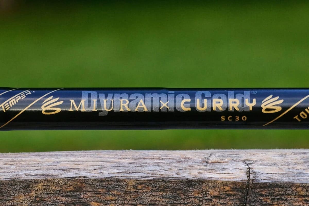 黒いゴルフシャフトに金色の「MIURA × CURRY」と「SC30」の文字、カリーのロゴが入った特別仕様のデザイン。