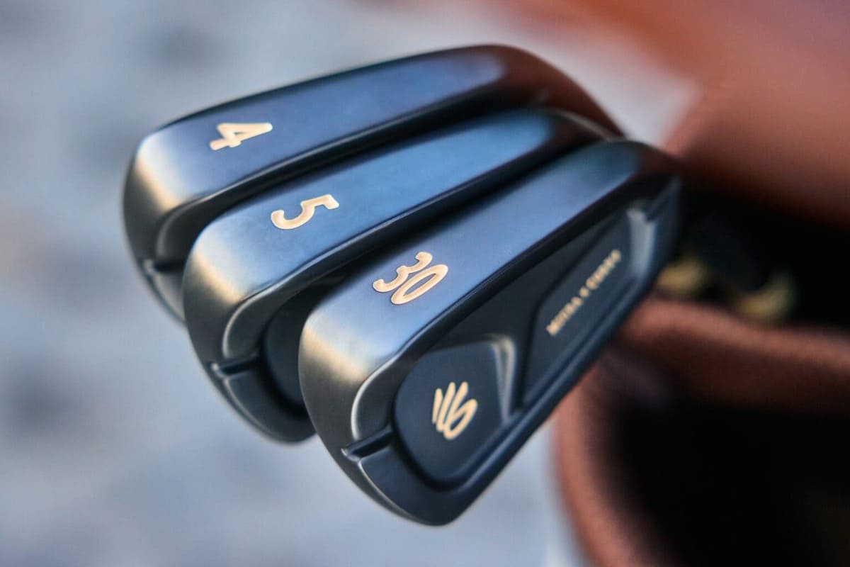 三浦技研とカリーの限定アイアン3本のヘッド部分。ダークカラーのヘッドに金色で「4」「5」「30」と刻印され、手前のヘッドにはカリーのロゴが見える。