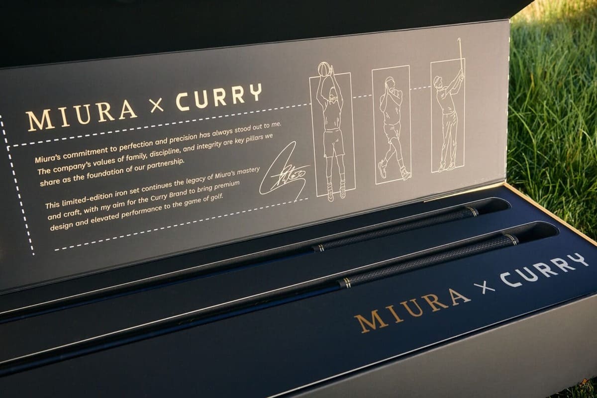 開いたMiura x Curry限定アイアンの専用ボックス。内側に英文メッセージ、サイン風の図柄、3つのシュート動作のイラストがあり、下部に2本のシャフトが収められている。