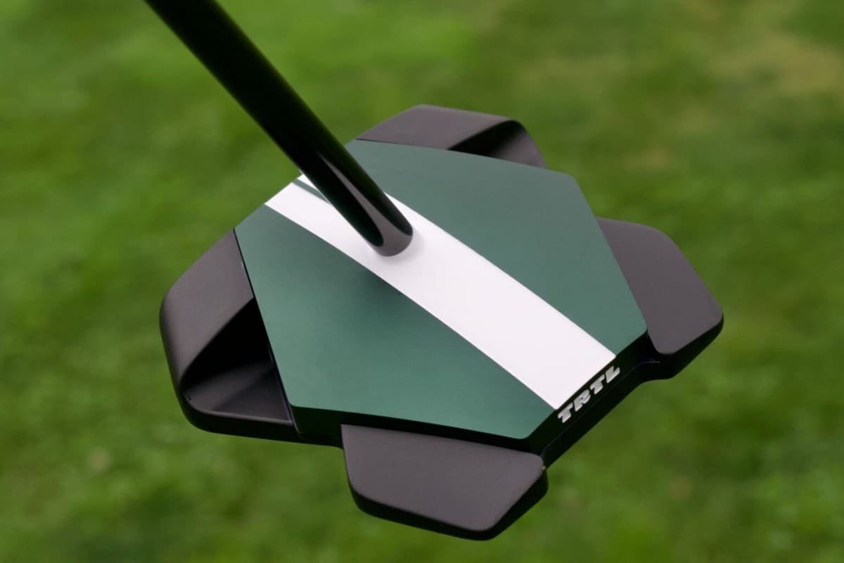 オデッセイ「TRTL MAX S2S」パターを上から撮影。グリーンのカメ型ヘッドと白いアライメントラインが見える。