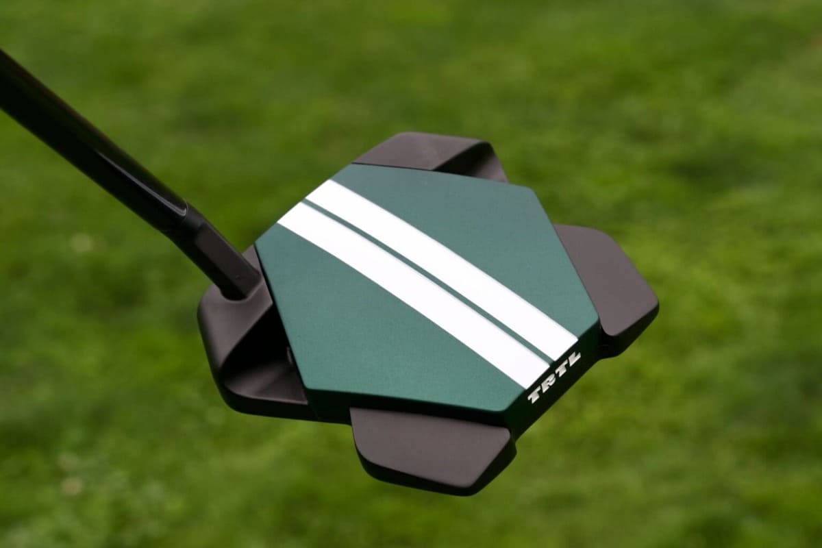 オデッセイ「TRTL S」パターのヘッド上面。スラントホーゼルと白い2本のアライメントライン。