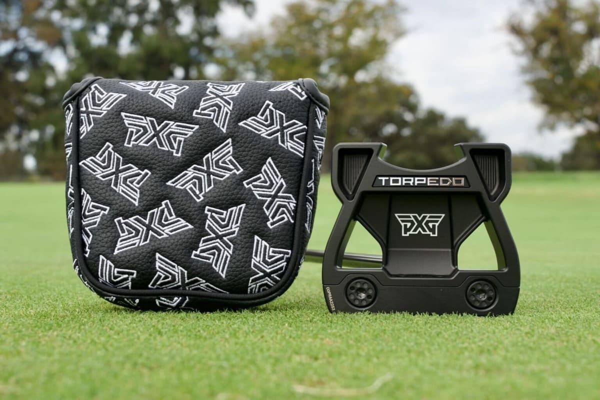 PXG Torpedo ZTパターのソールとPXGロゴ入りの黒いヘッドカバー