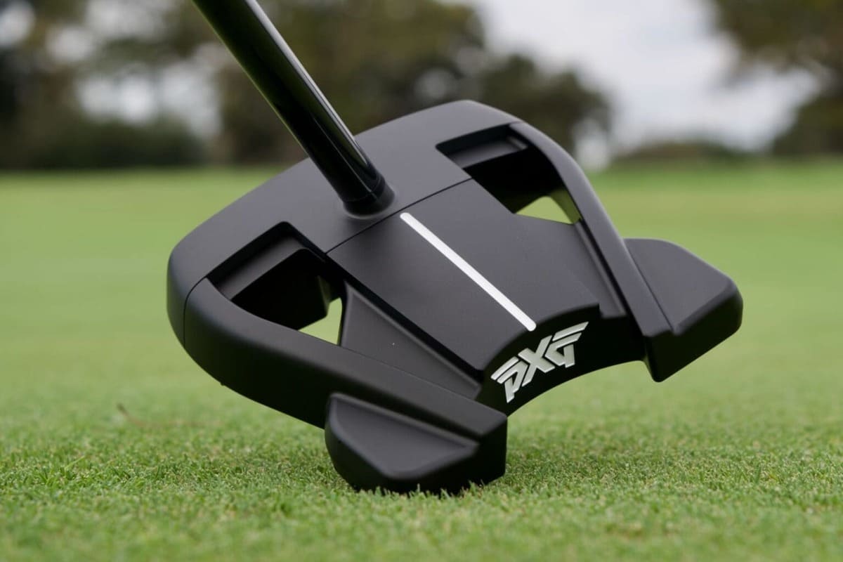PXG Torpedo ZTゼロトルクパターの黒いマレット型ヘッドと外周フレームを斜め後方から撮影した写真
