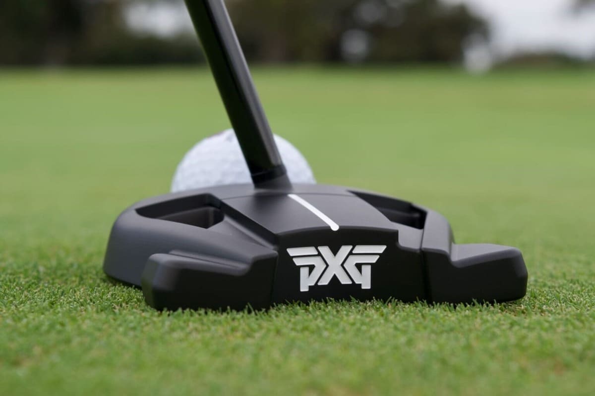PXG Torpedo ZTゼロトルクパターのヘッド後方にある白いPXGロゴと黒いマレット型ヘッド