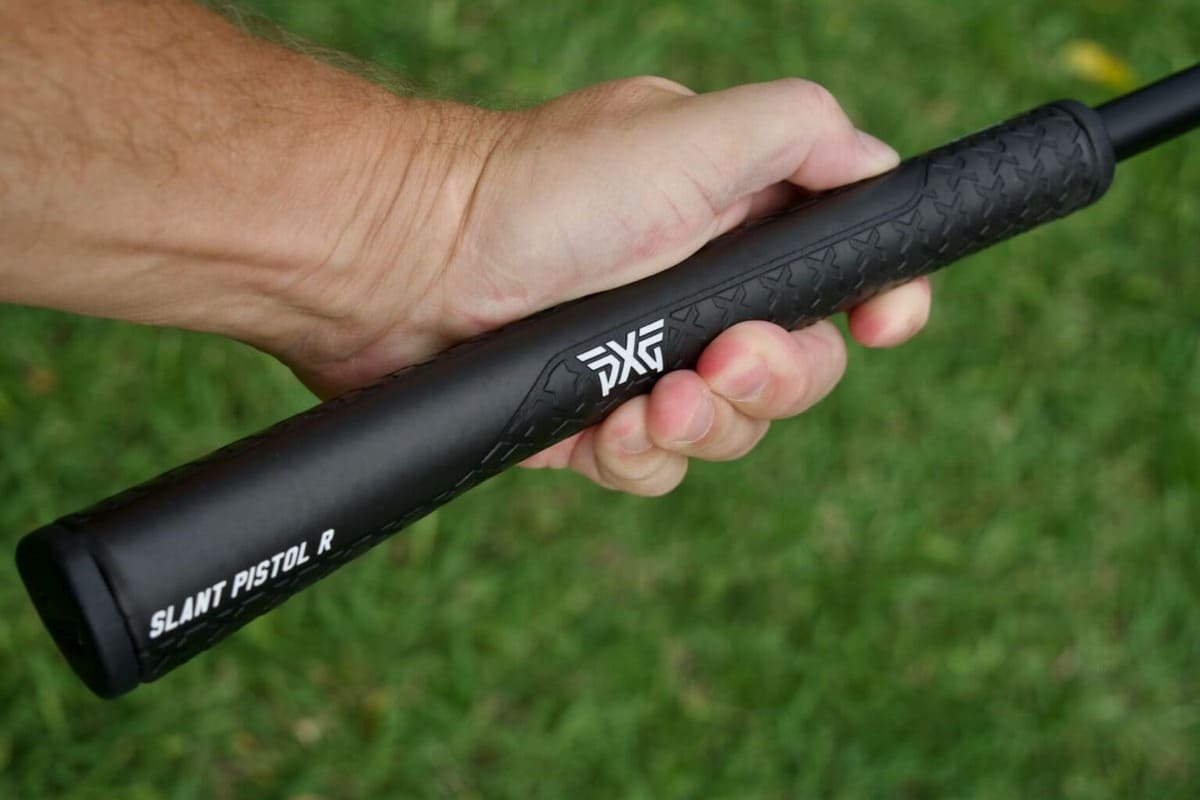 PXG Torpedo ZTのSLANT PISTOL Rグリップを手で握った様子