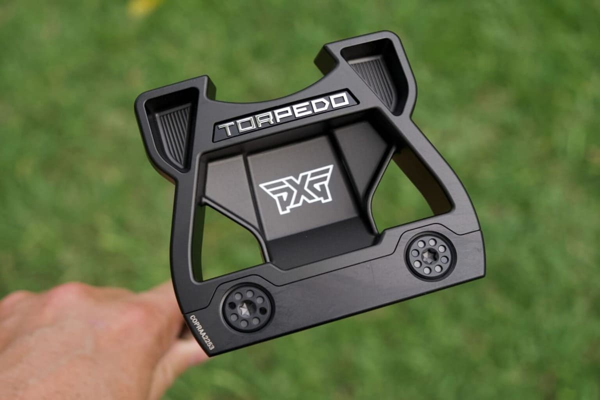 PXG Torpedo ZTパターのソールに配置された2つの交換式ウェイトとPXGロゴ