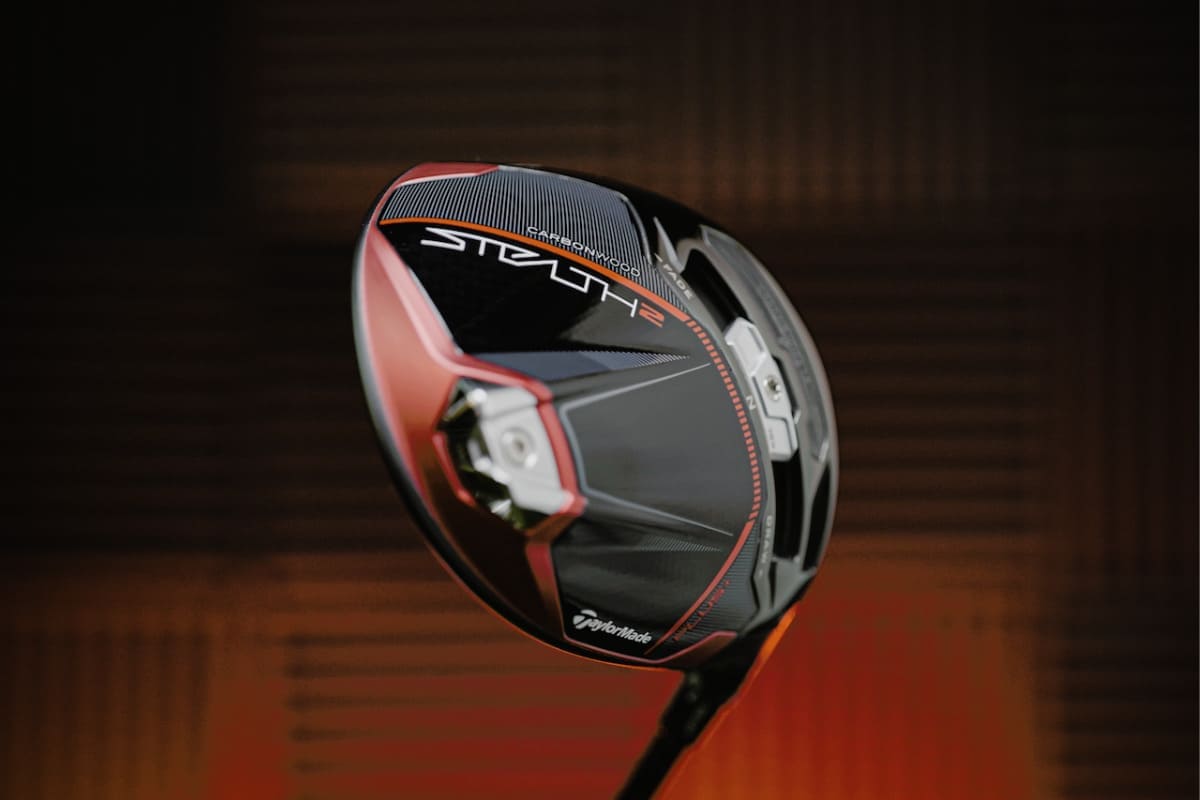 テーラーメイド STEALTH 2 ドライバーの赤と黒のソールデザインを写した製品写真