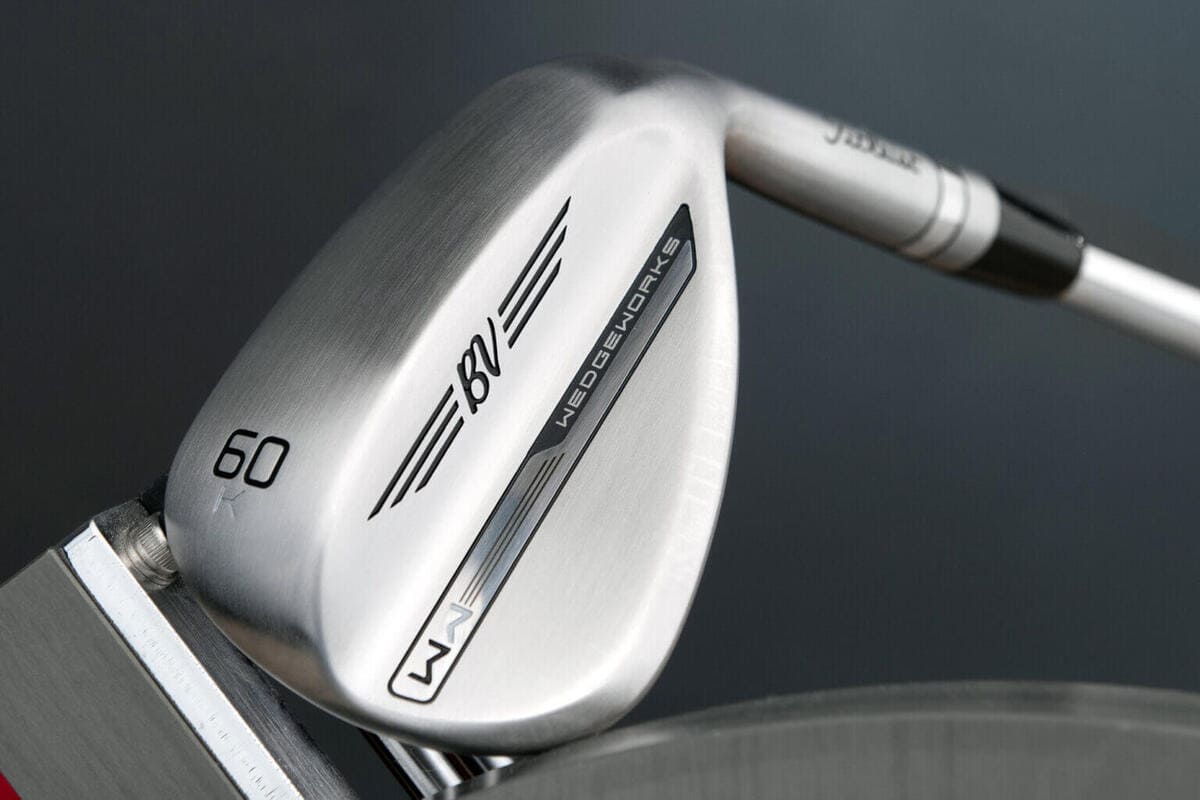 ボーケイ WedgeWorksのシルバーのウェッジヘッドを拡大した写真。バックフェースに「60」「BV」「WEDGEWORKS」の刻印が見える